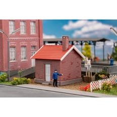 Bahnbude mit Bahnwärter 