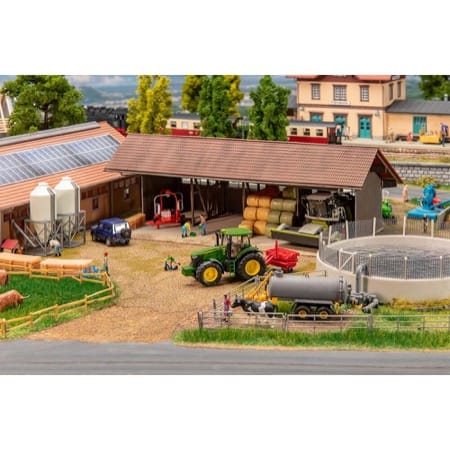 Geräteunterstand, Güllegrube und Futtermittelsilos 