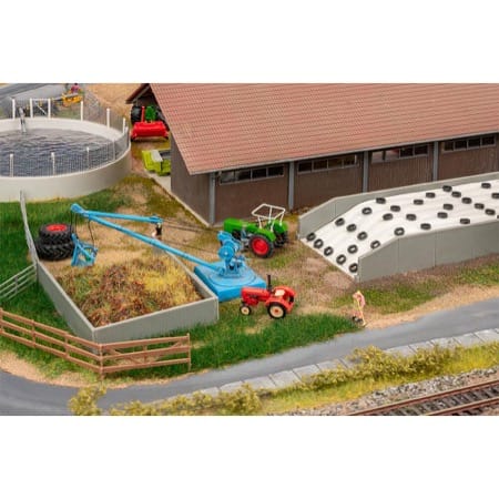 Fahrsilo und Misthaufen mit Kran 