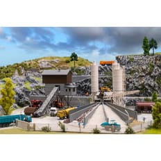 Betonmischwerk mit Kies-Verladesilo 