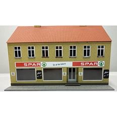 Byhus med Spar købmand. 2 etager gule sten. 