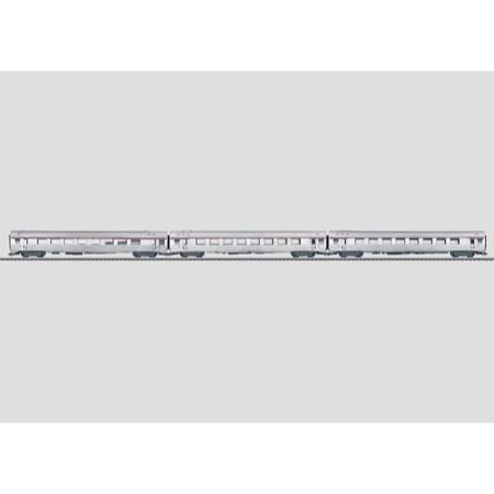 INOX-Wagen (aus rostfreiem Stahl) für den Trans Europ Express zwischen Paris, Brüssel und Amsterdam (TEE PBA). 2 Abteilwagen A8uj und 1 Barwagen A3rtuj der Französischen Staatsbahnen (SNCF). Alle Wagen 1. Klasse. Baujahr ab 1964. Einsatz in den Zügen "Ois