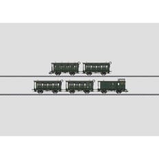 5 unterschiedliche Wagen der Königlich Bayerischen Staatsbahnen (K.Bay.Sts.B.). Epoche I, um 1880. 1 Wagen 2. Klasse, 2 Wagen 3. Klasse, 1 Wagen 3. Klasse mit Postabteil und 1 Gepäckwagen. AC
