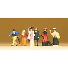 Rejsende og personer i gadebilledet 