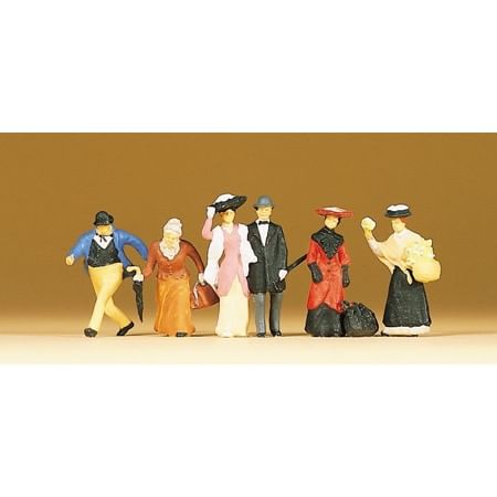 Rejsende og personer i gadebilledet 